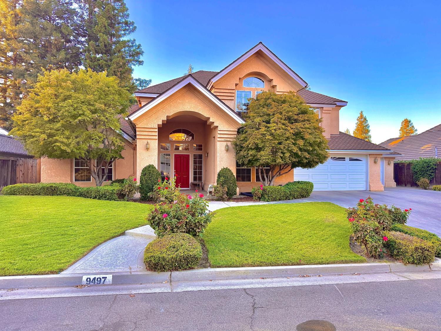 9497 N Ashurst Dr, Fresno, CA 93720