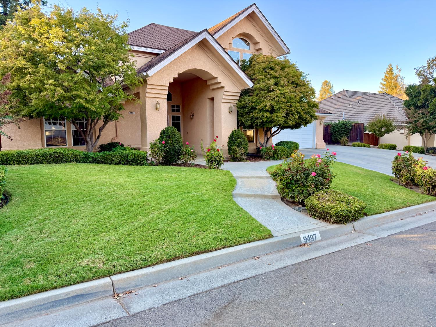 9497 N Ashurst Dr, Fresno, CA 93720