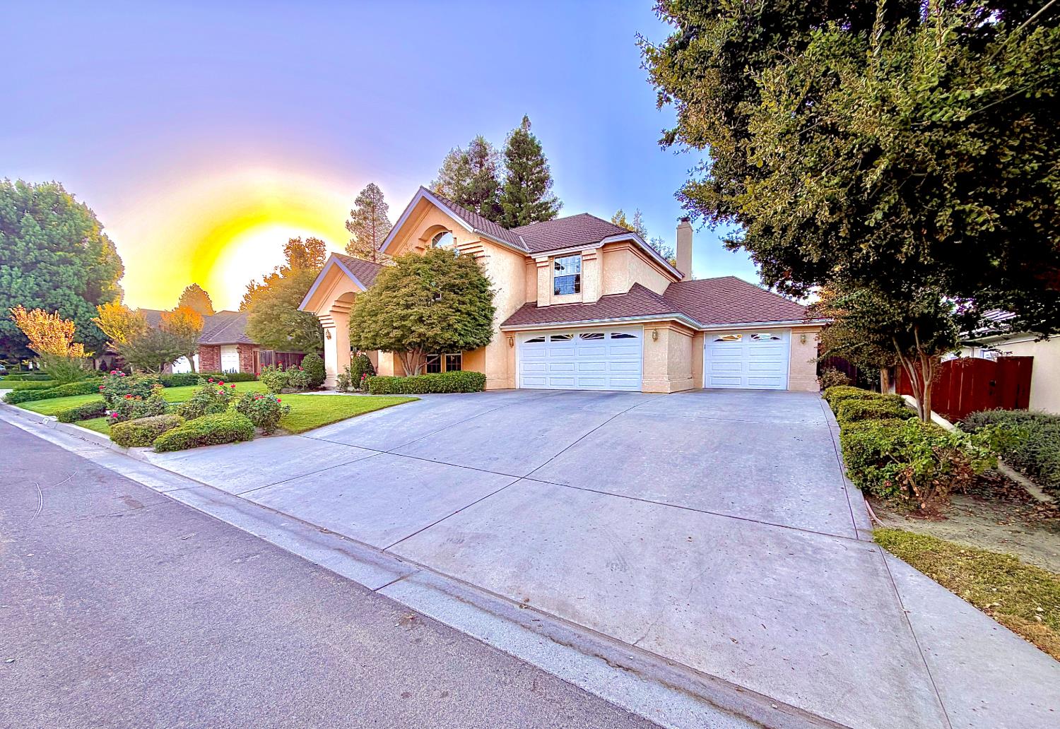9497 N Ashurst Dr, Fresno, CA 93720