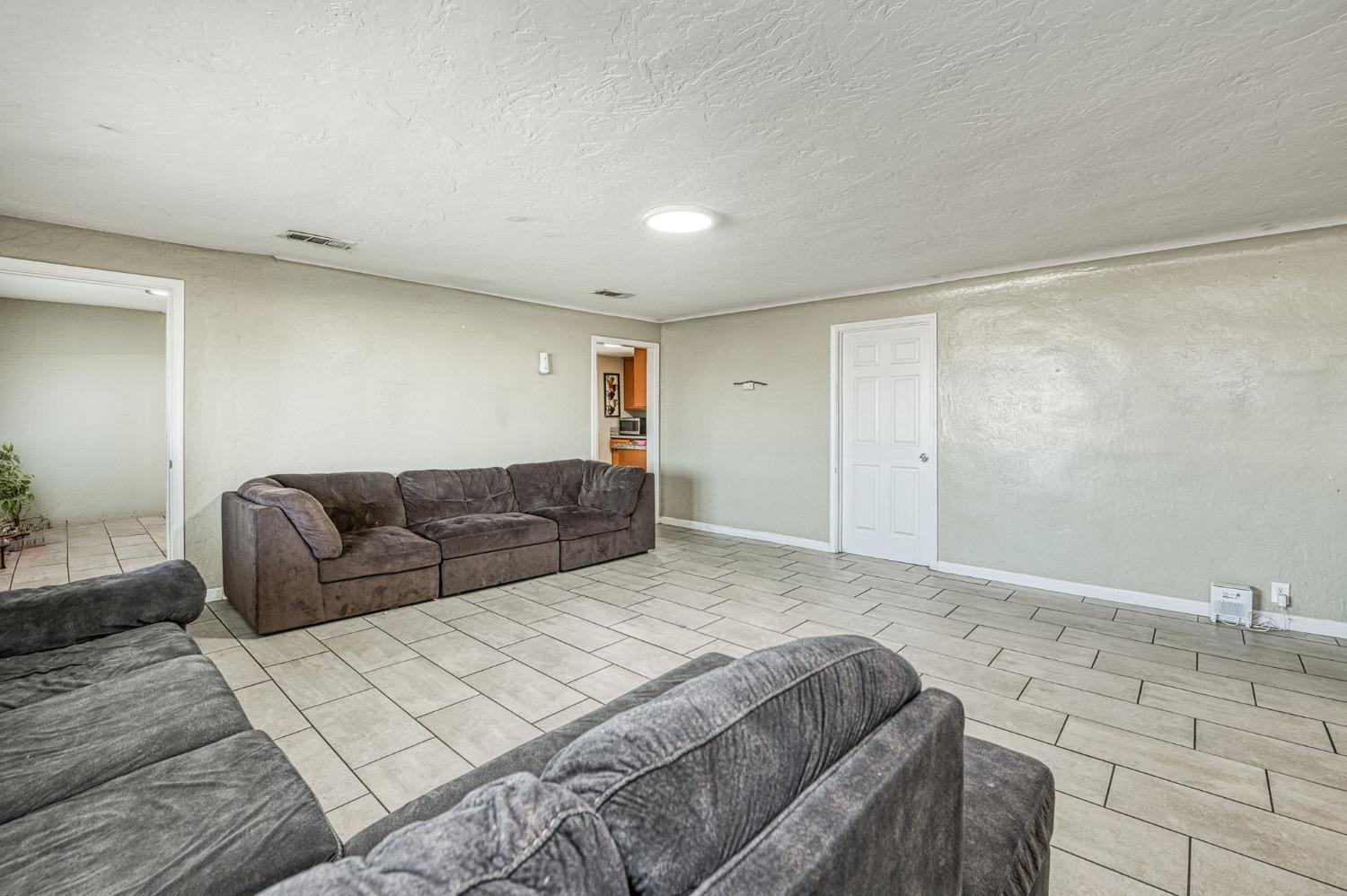 3555 W Nielsen Ave, Fresno, CA 93706