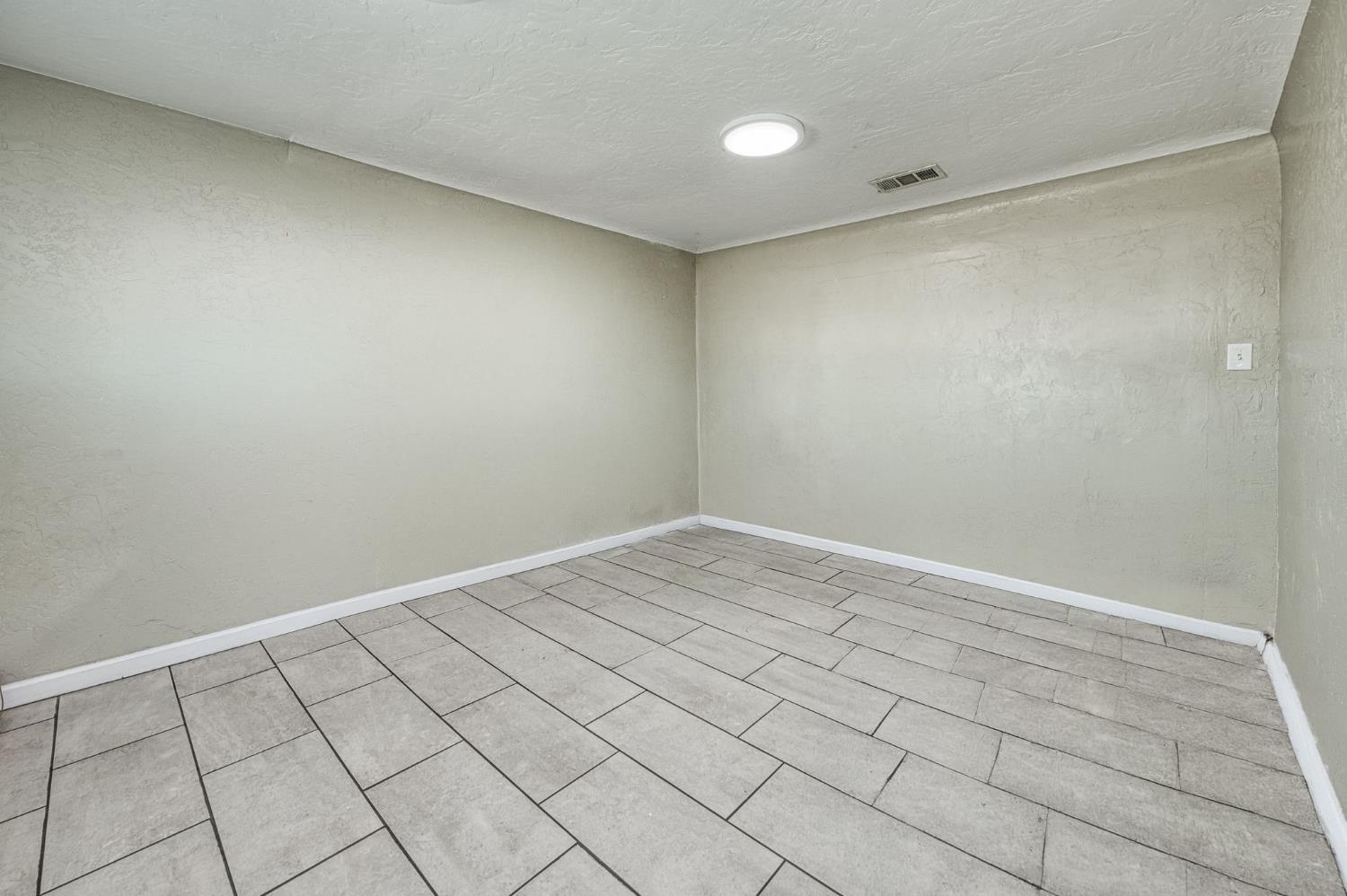 3555 W Nielsen Ave, Fresno, CA 93706