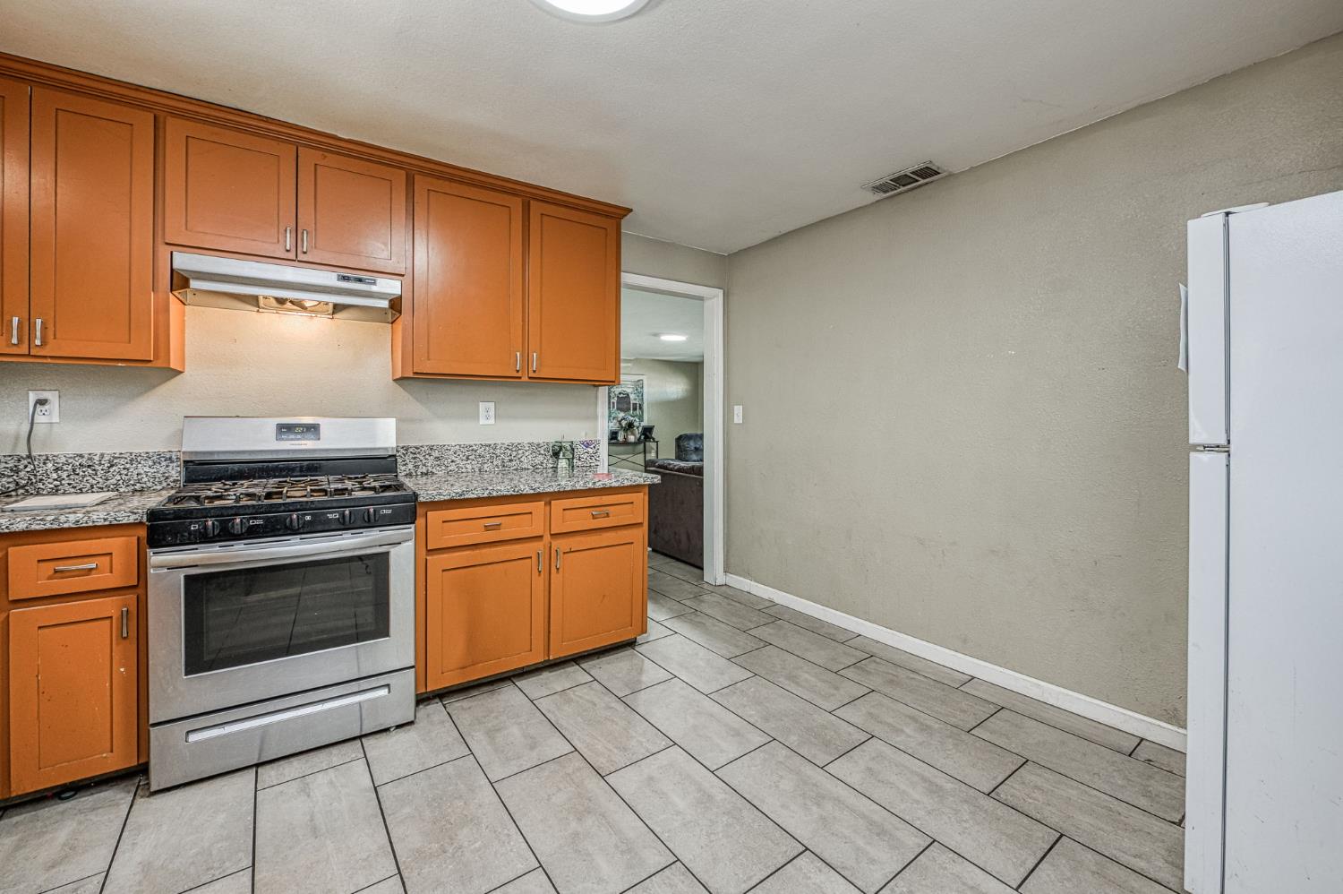 3555 W Nielsen Ave, Fresno, CA 93706