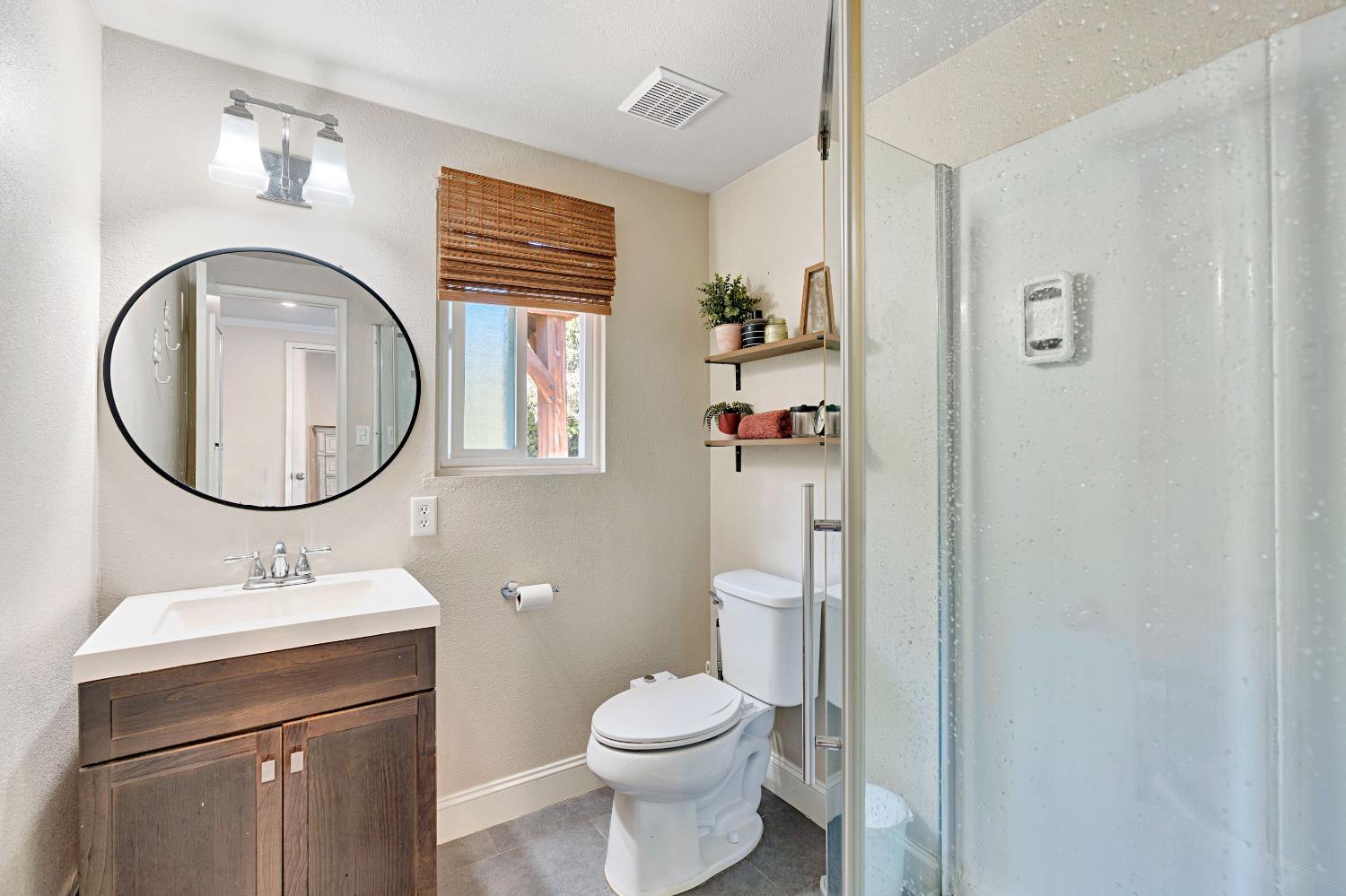 1076 W Myrtle, Visalia, CA 93277