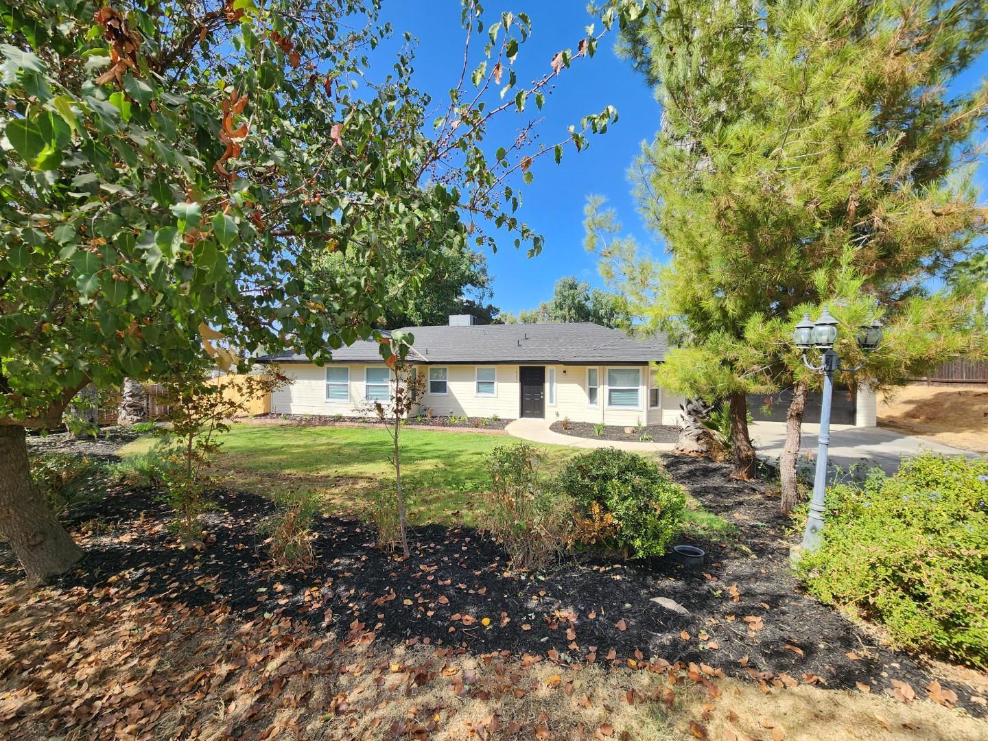 18626 Ridgedale Dr, Madera, CA 93638
