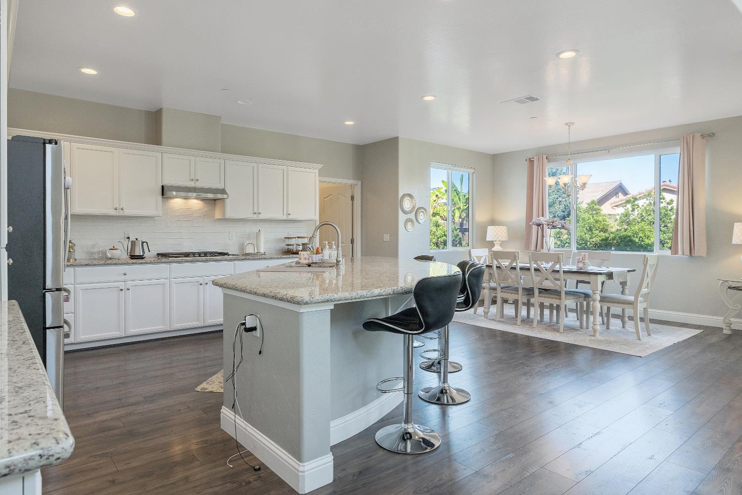 1118 Vickie Ct, Visalia, CA 93291