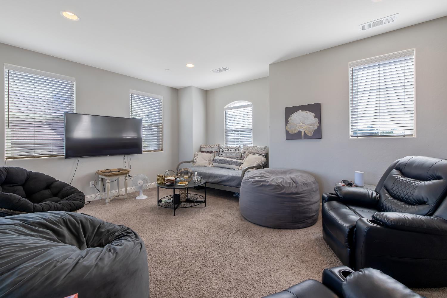 1118 Vickie Ct, Visalia, CA 93291