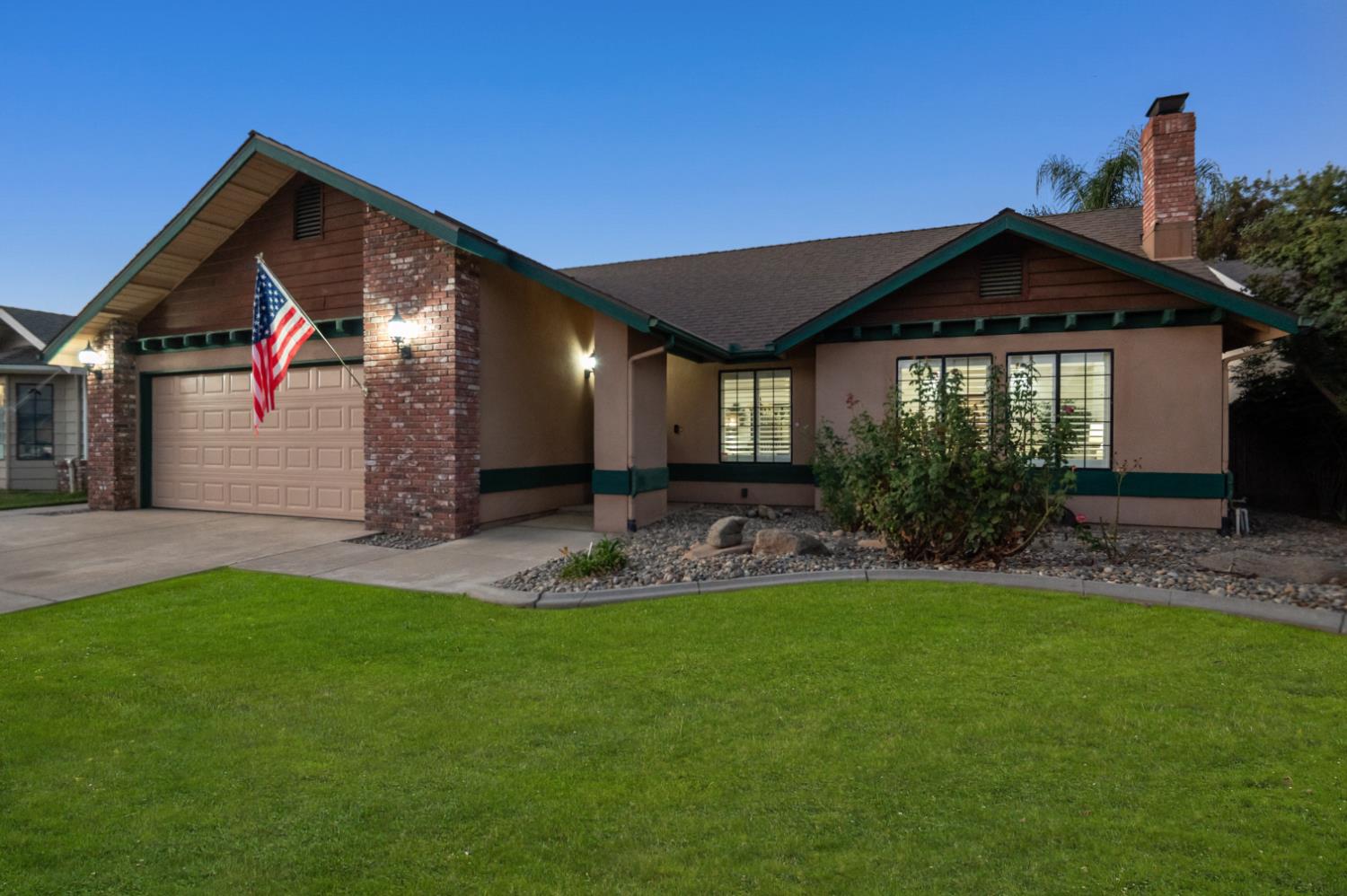 2824 W Hemlock Ct, Visalia, CA 93277