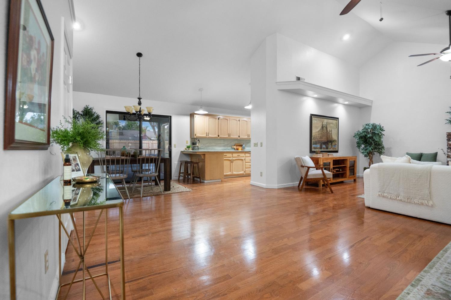 2824 W Hemlock Ct, Visalia, CA 93277