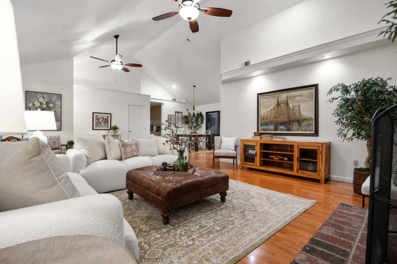 2824 W Hemlock Ct, Visalia, CA 93277