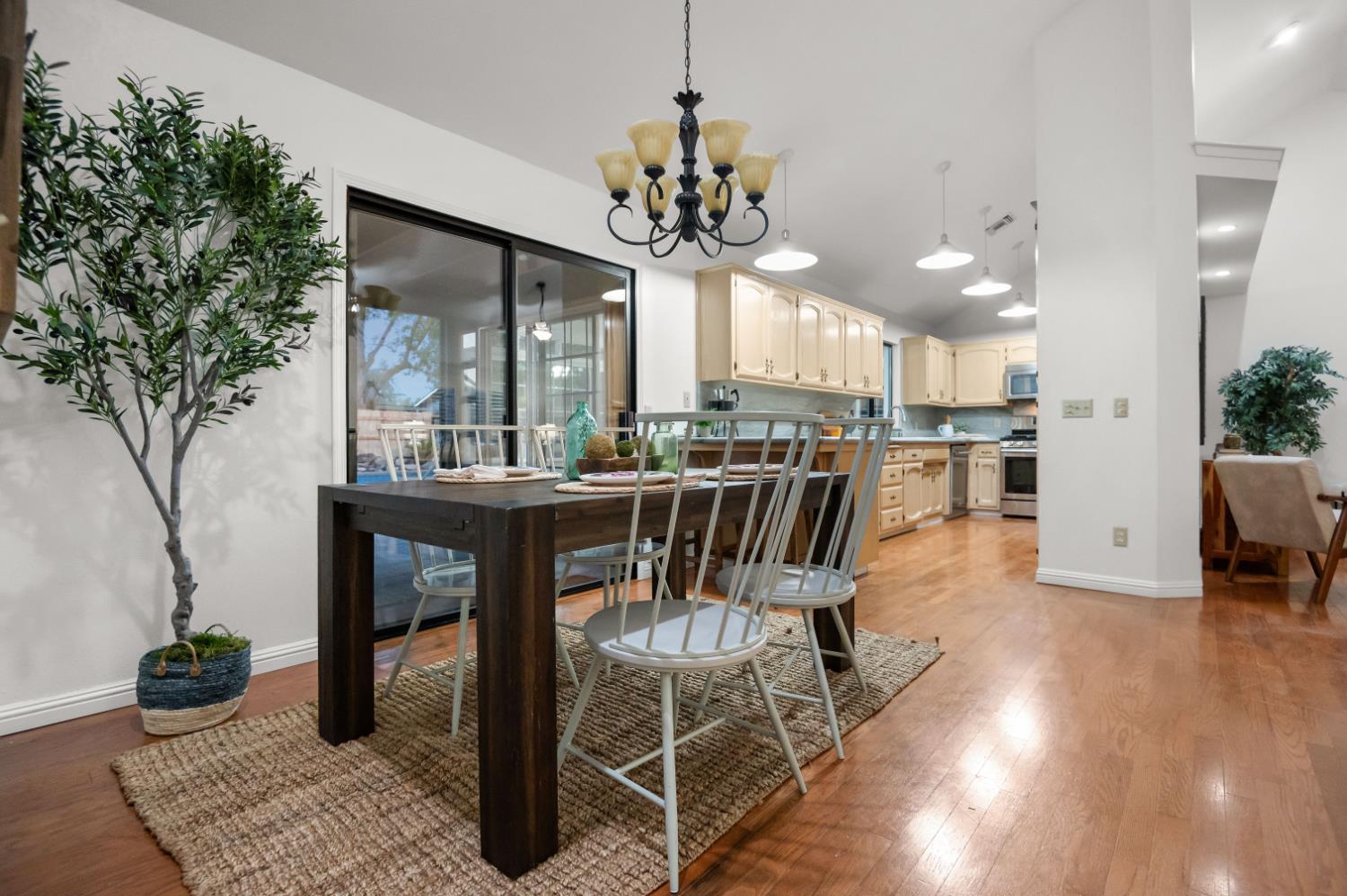 2824 W Hemlock Ct, Visalia, CA 93277