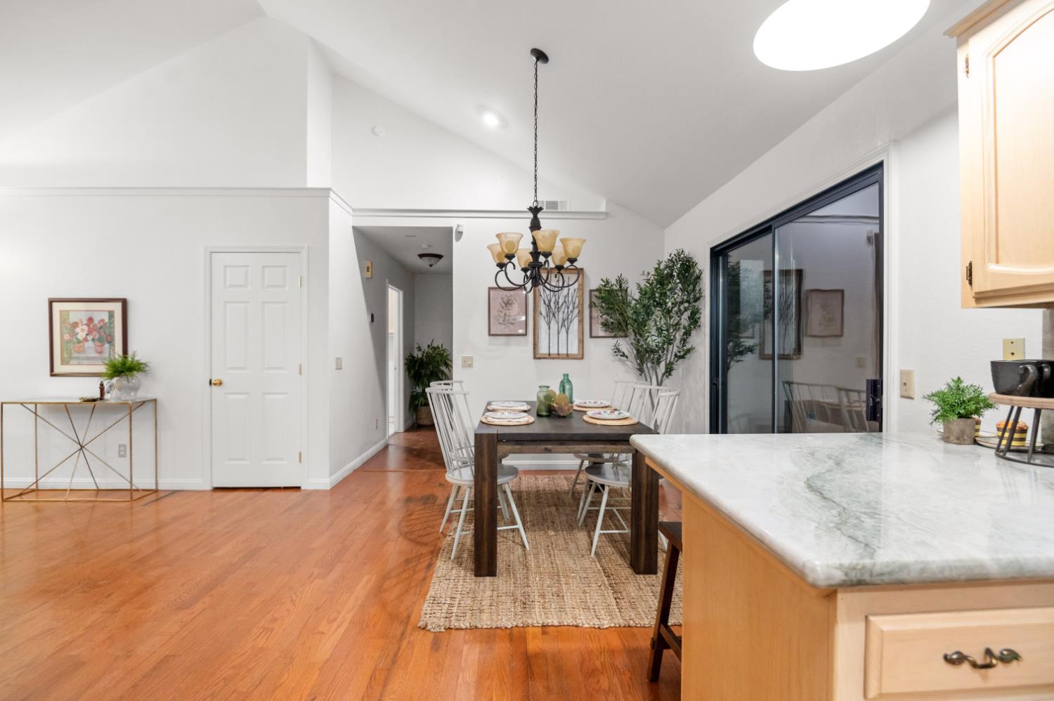 2824 W Hemlock Ct, Visalia, CA 93277