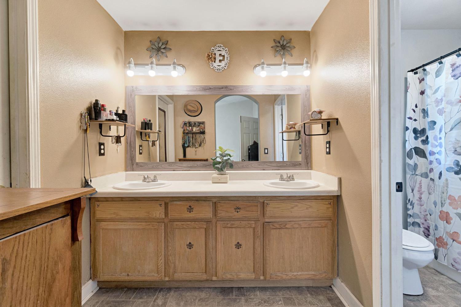 1500 Josephine Ct, Madera, CA 93638