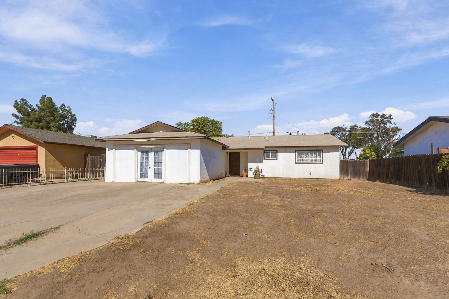10208 Haven Ln, Hanford, CA 93230