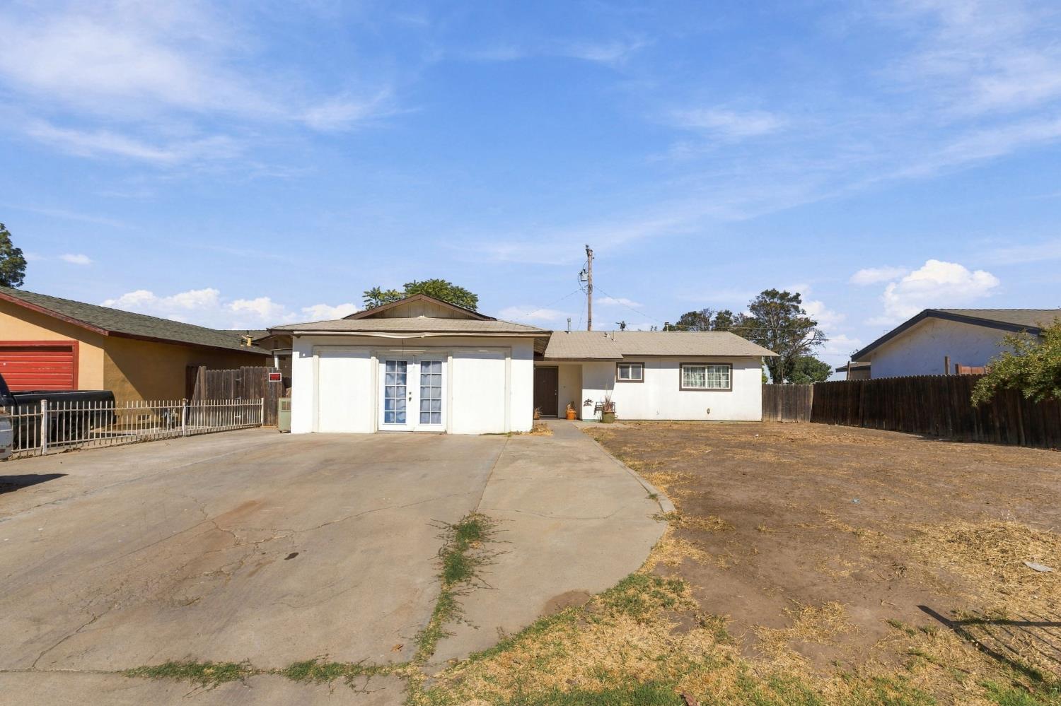 10208 Haven Ln, Hanford, CA 93230