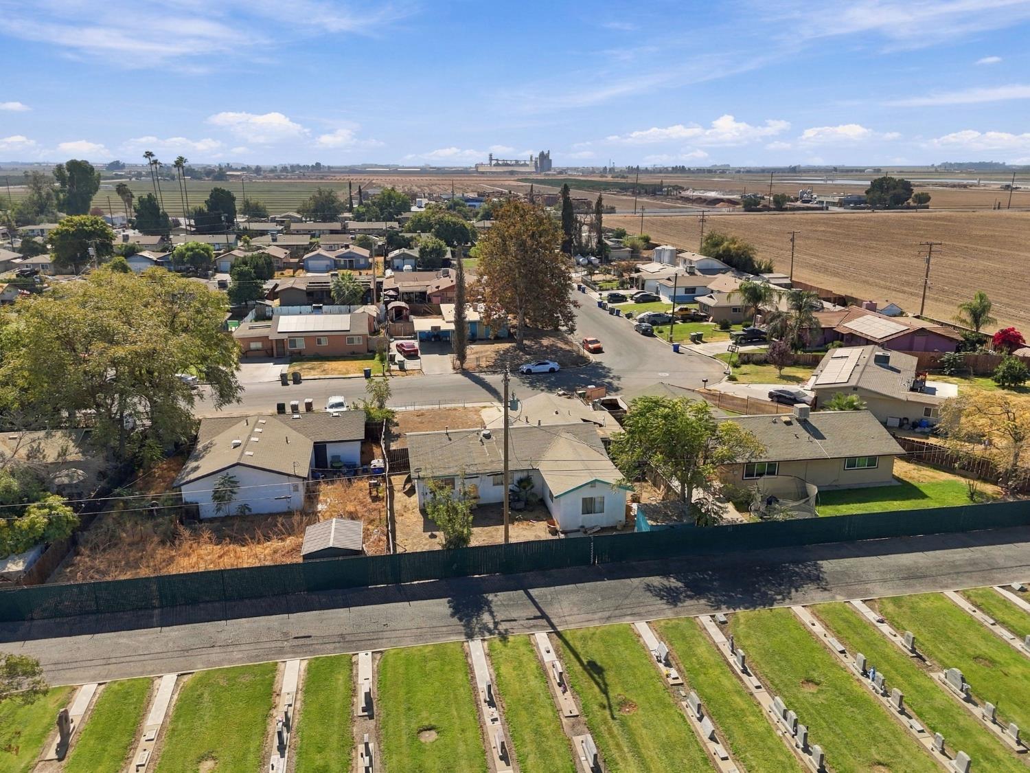 10208 Haven Ln, Hanford, CA 93230