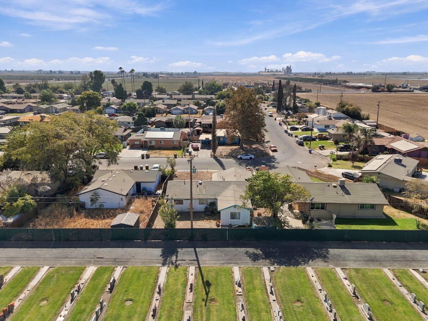 10208 Haven Ln, Hanford, CA 93230