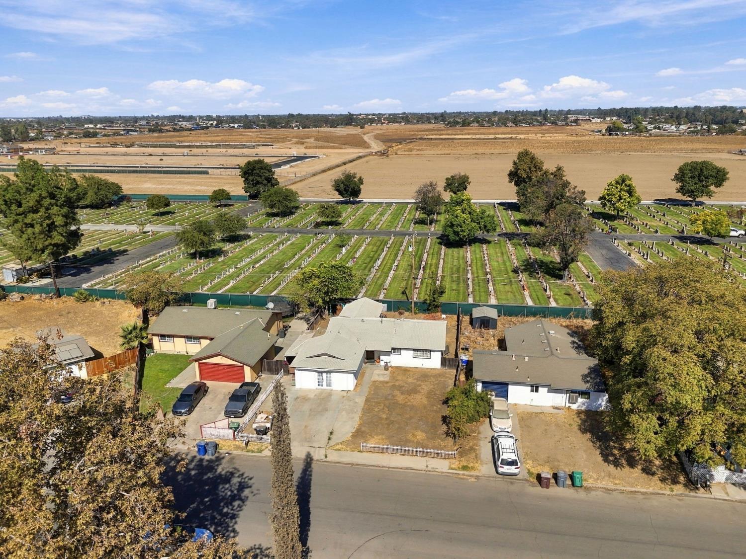 10208 Haven Ln, Hanford, CA 93230