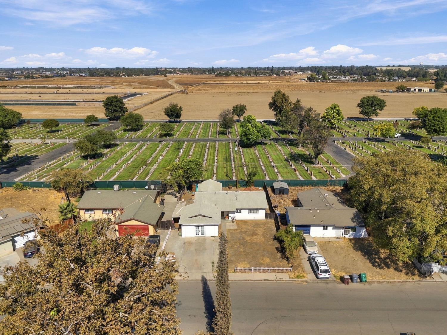 10208 Haven Ln, Hanford, CA 93230