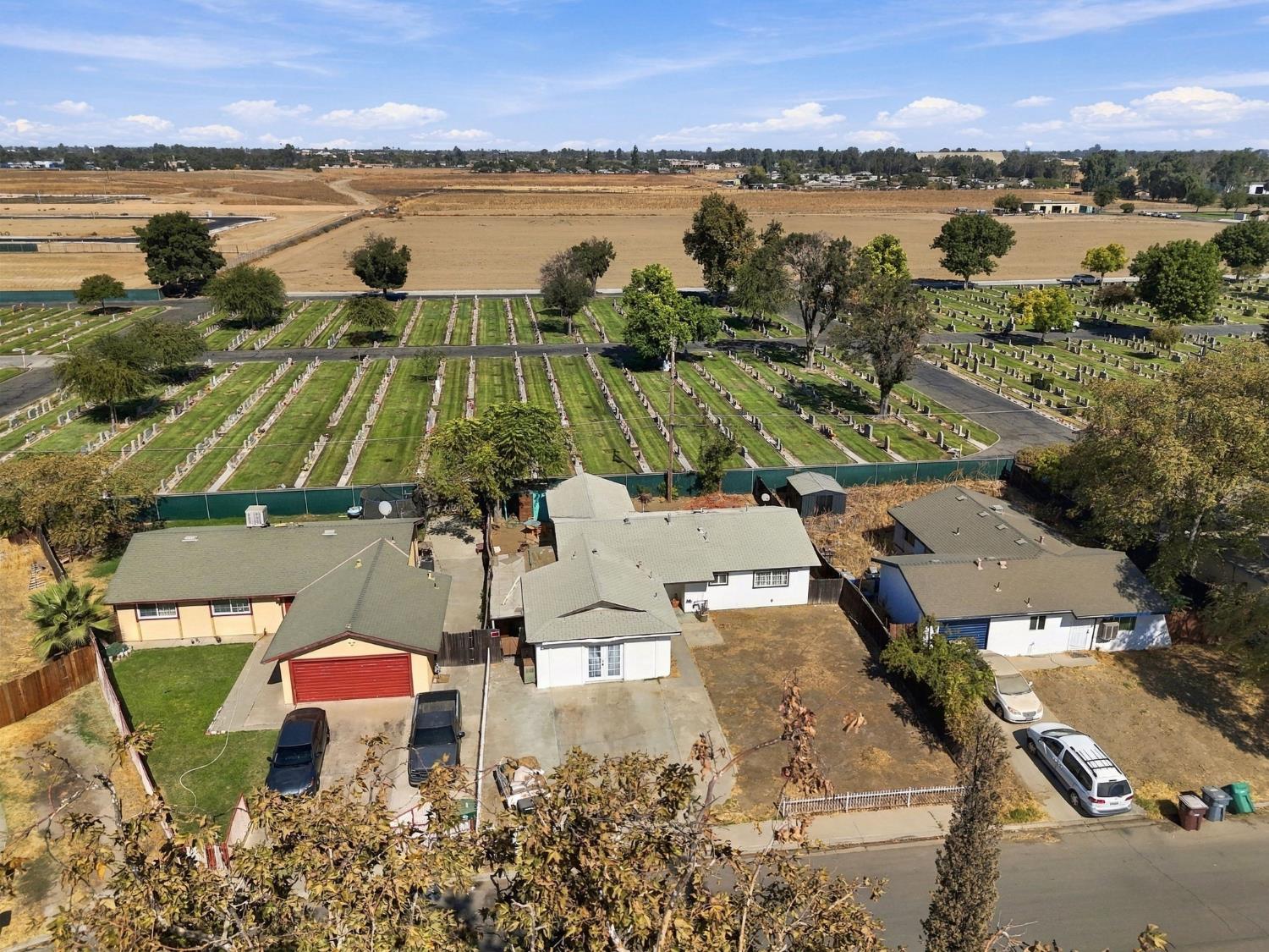 10208 Haven Ln, Hanford, CA 93230