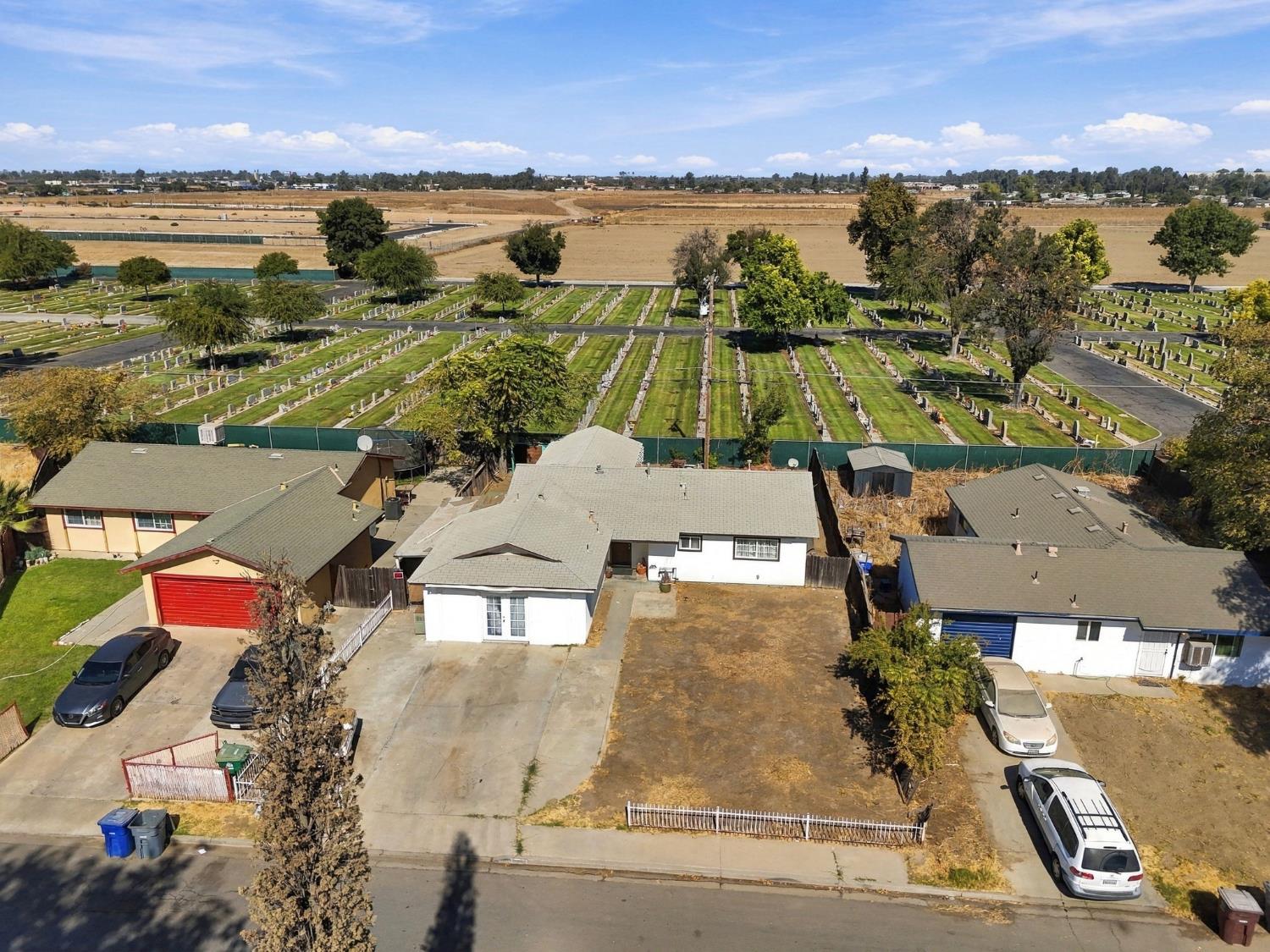 10208 Haven Ln, Hanford, CA 93230