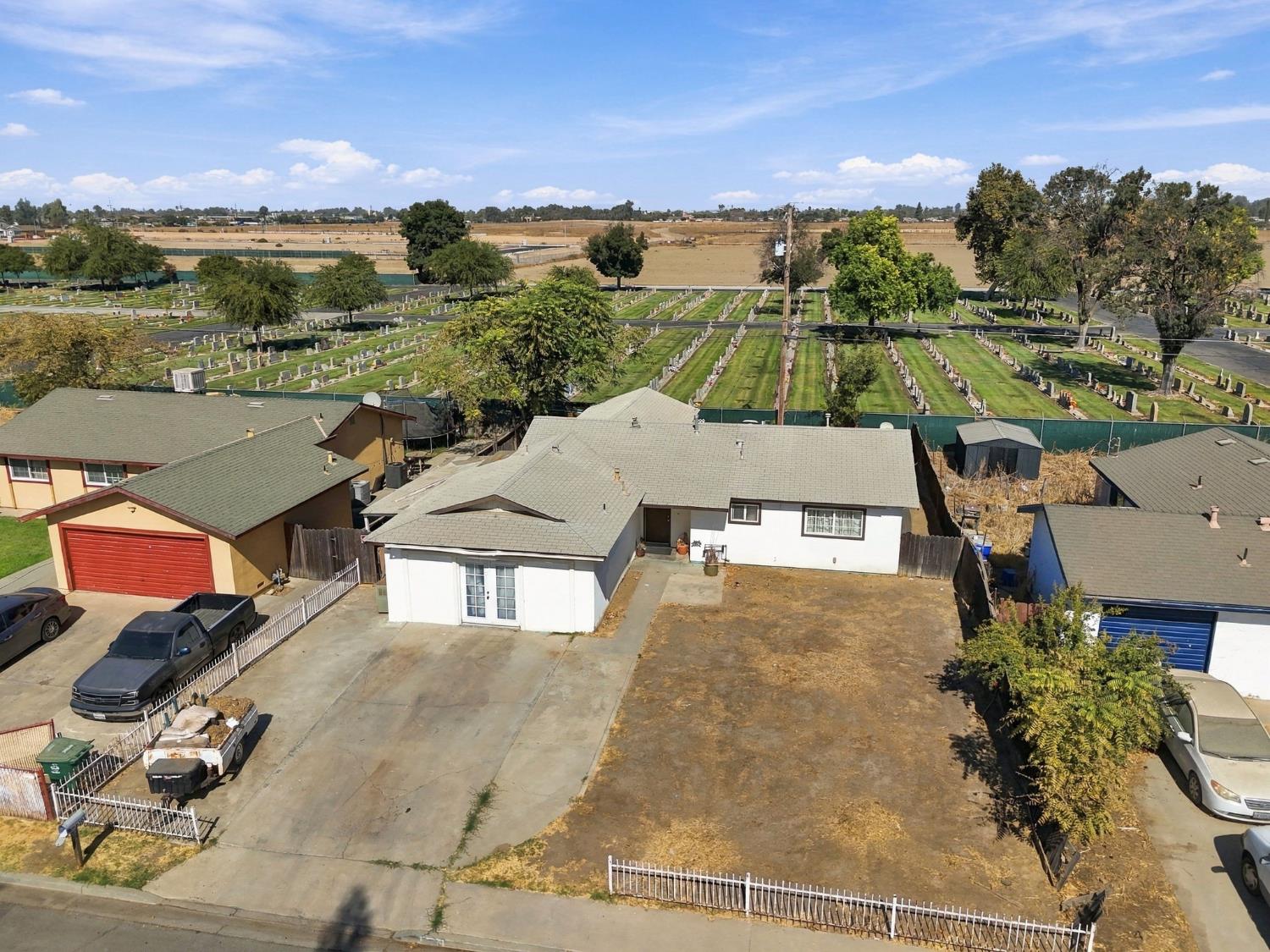 10208 Haven Ln, Hanford, CA 93230