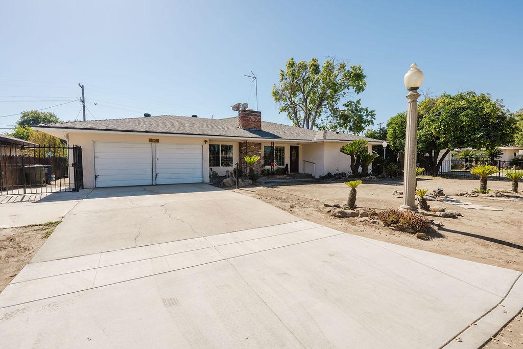 2994 E Ashlan Ave, Fresno, CA 93726