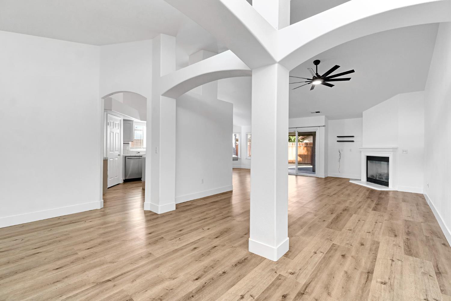 349 S Thomas Ave, Kerman, CA 93630