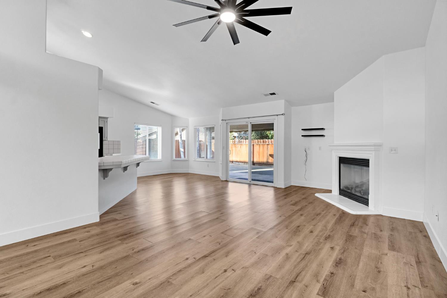 349 S Thomas Ave, Kerman, CA 93630