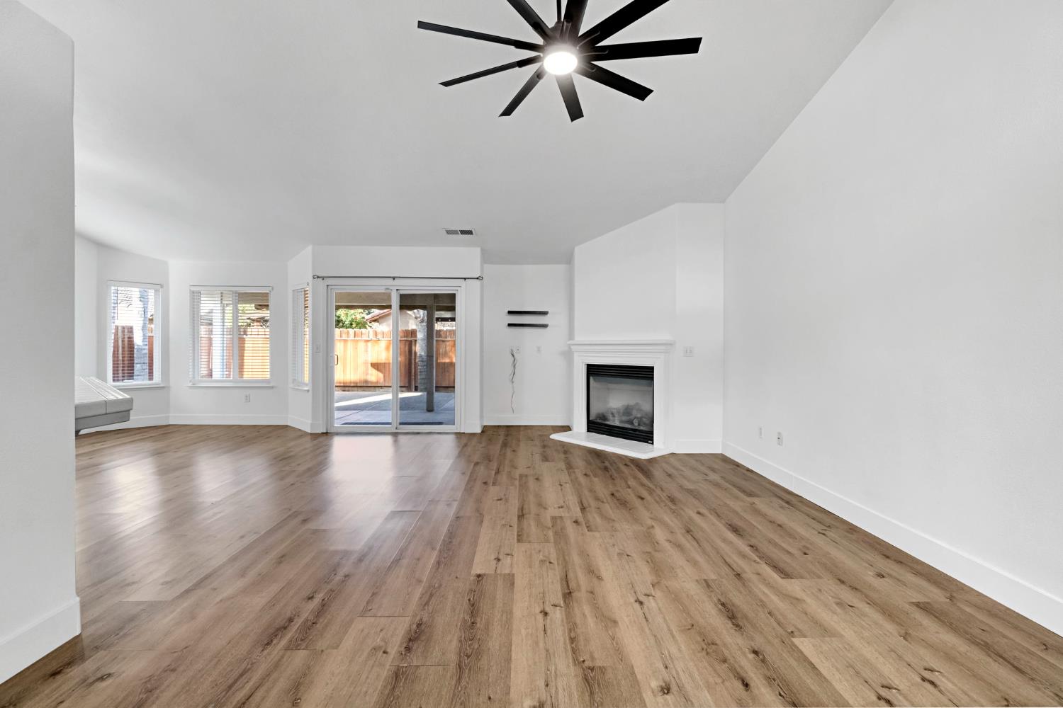 349 S Thomas Ave, Kerman, CA 93630