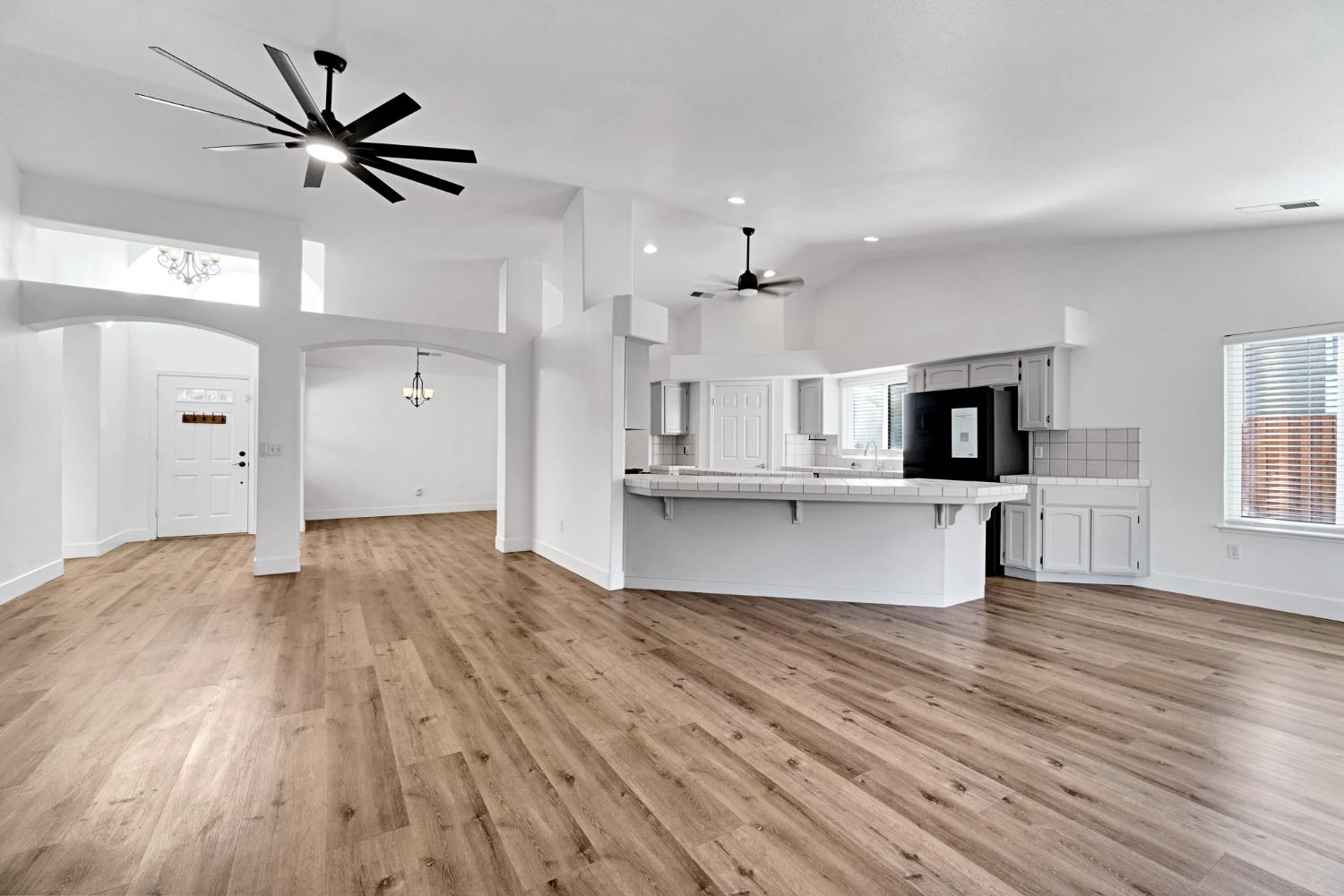349 S Thomas Ave, Kerman, CA 93630