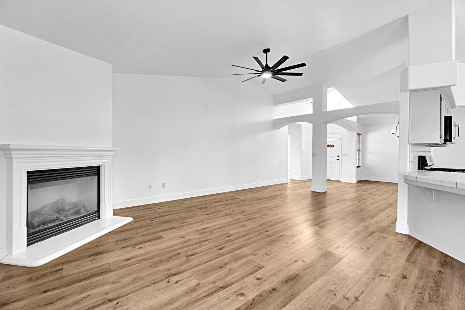 349 S Thomas Ave, Kerman, CA 93630