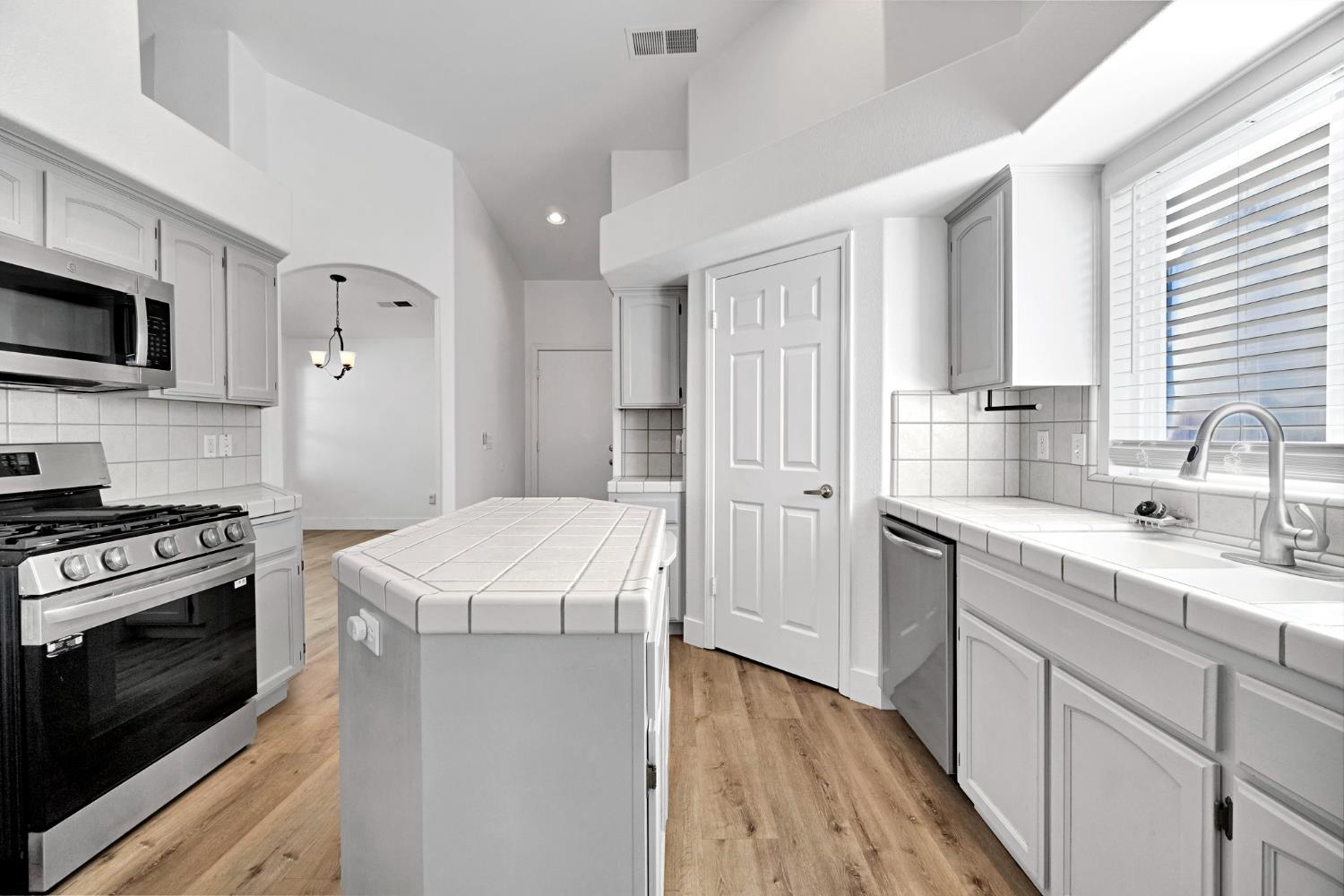 349 S Thomas Ave, Kerman, CA 93630