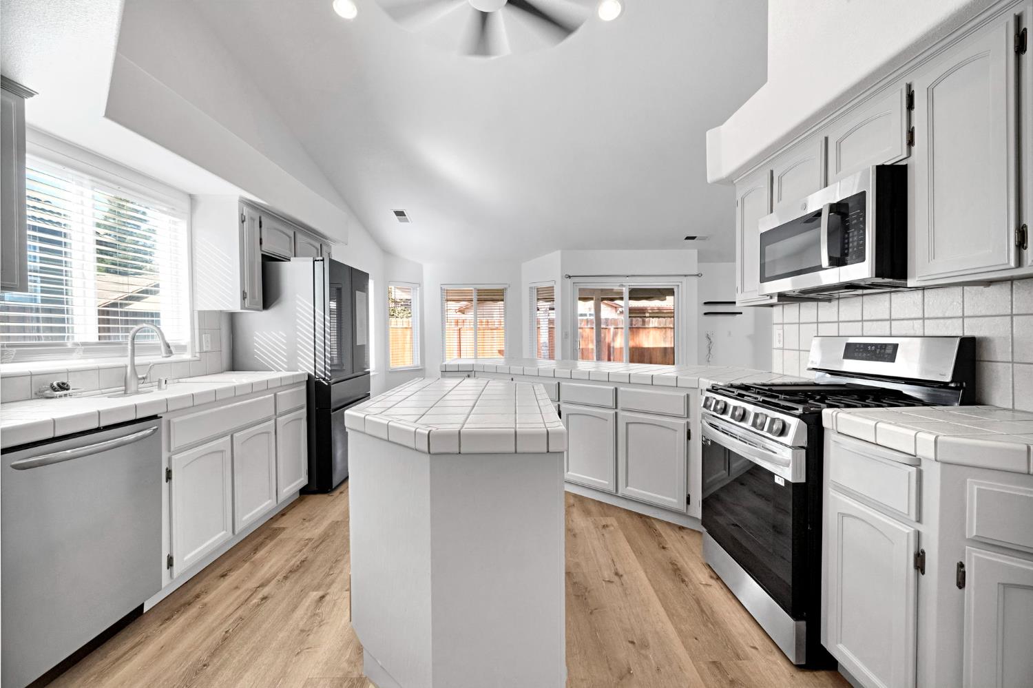 349 S Thomas Ave, Kerman, CA 93630