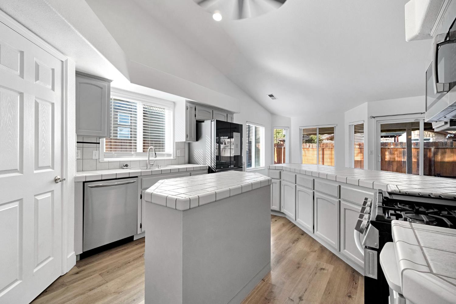 349 S Thomas Ave, Kerman, CA 93630