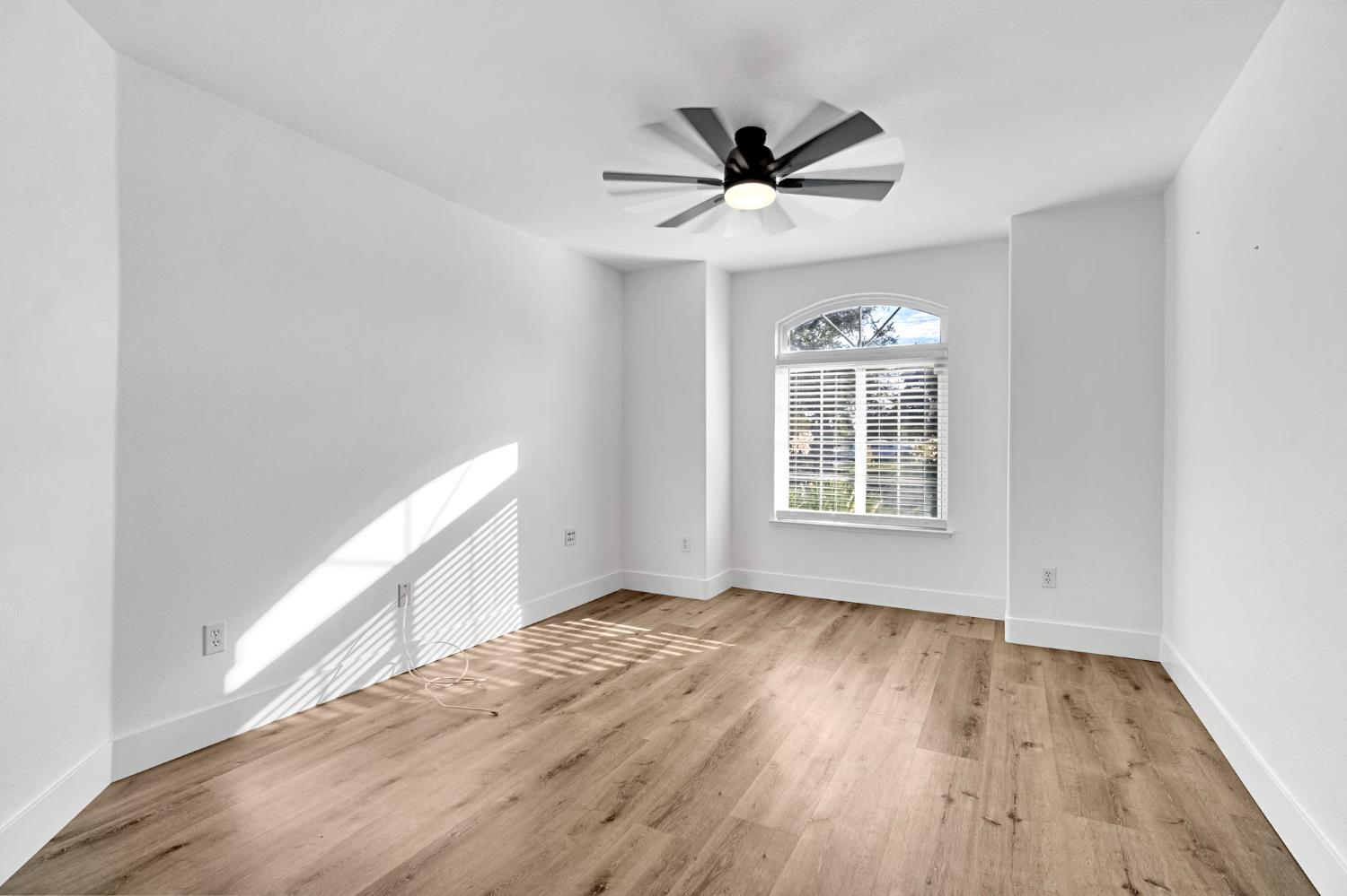 349 S Thomas Ave, Kerman, CA 93630