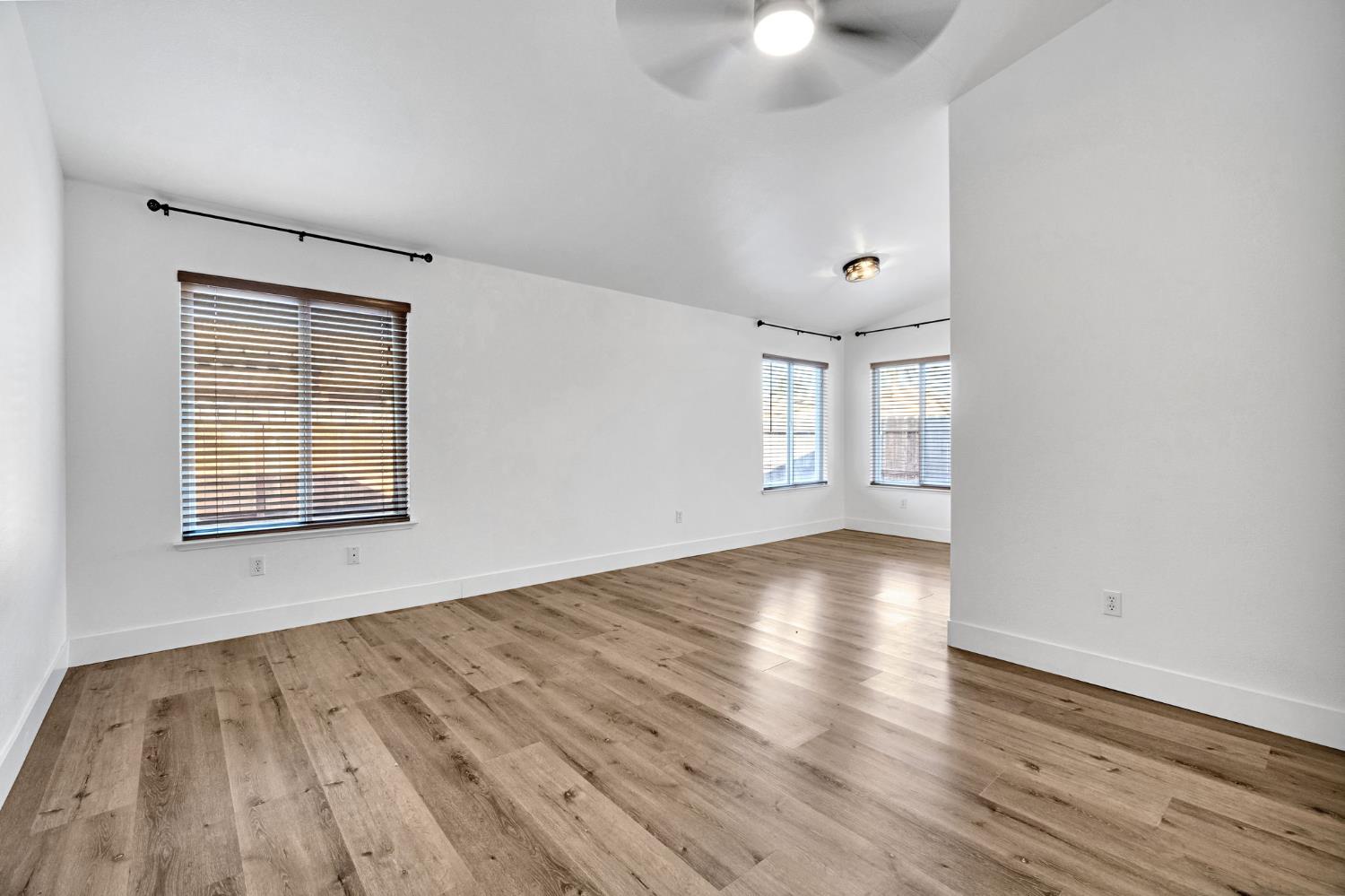 349 S Thomas Ave, Kerman, CA 93630