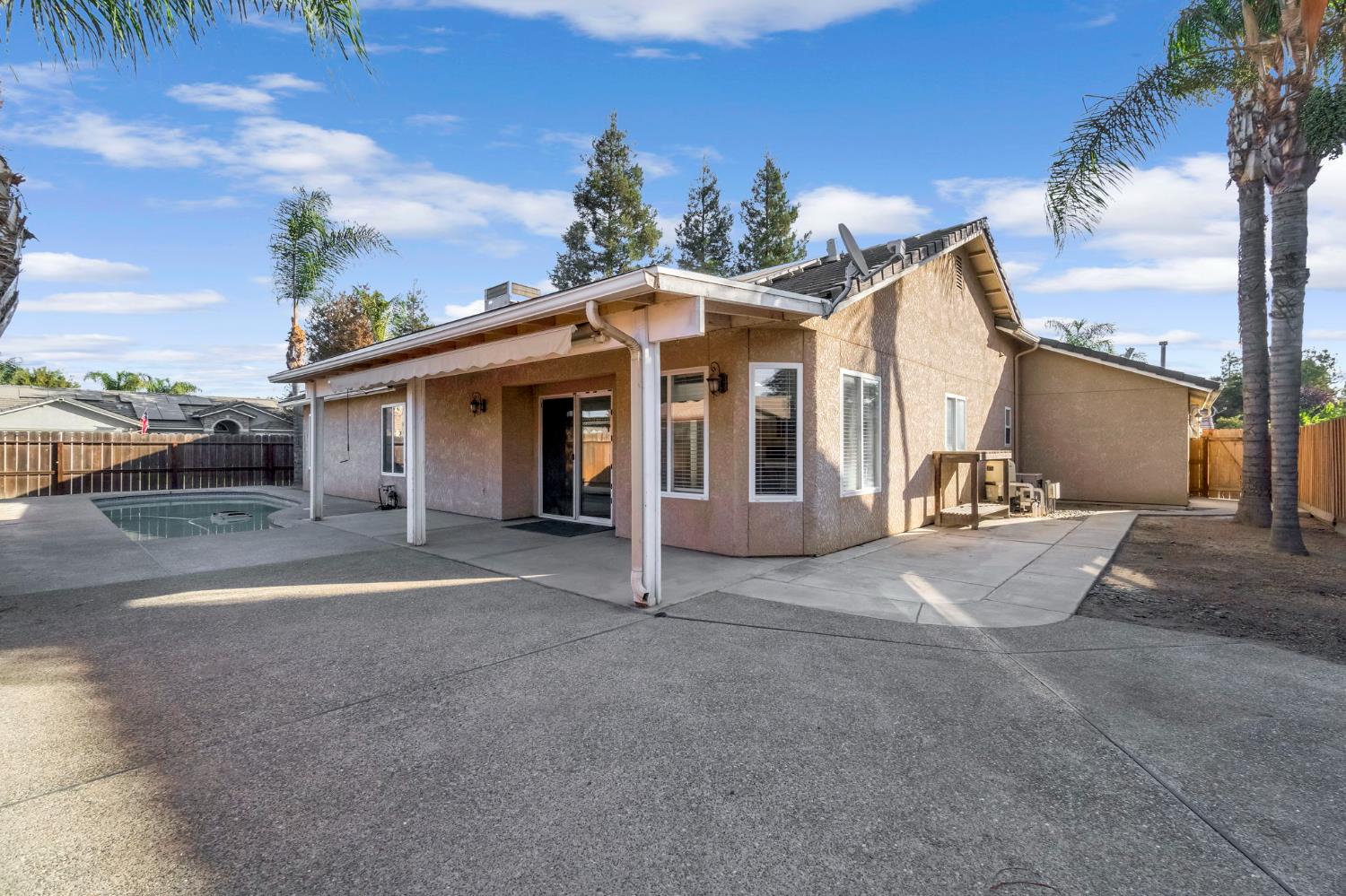 349 S Thomas Ave, Kerman, CA 93630