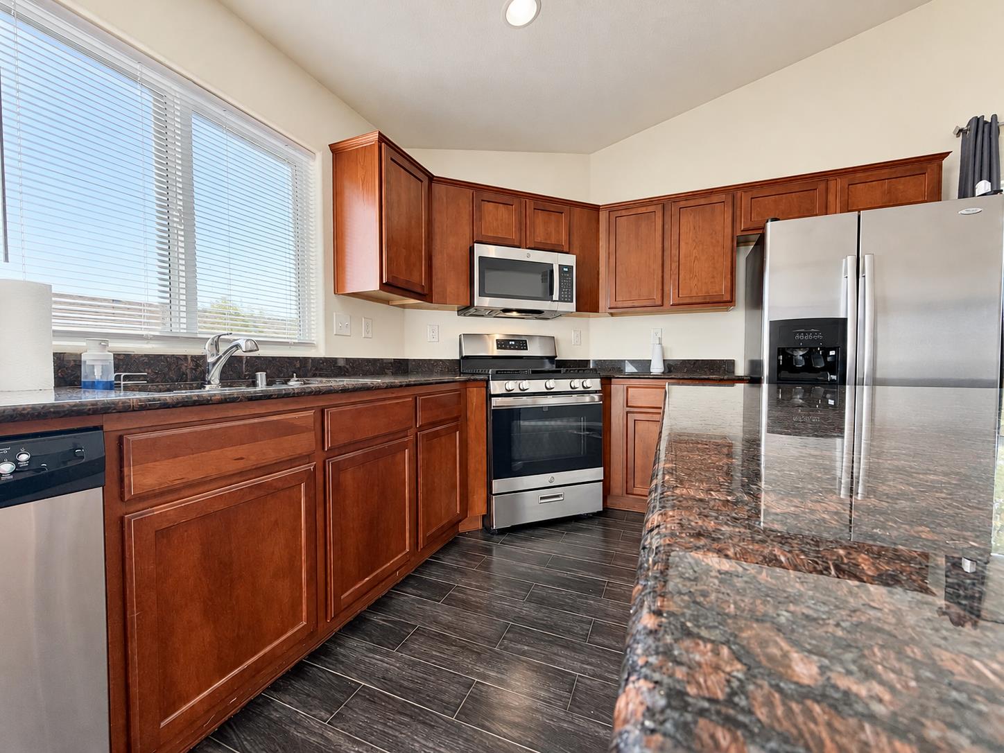 653 S Renn Ave, Fresno, CA 93727