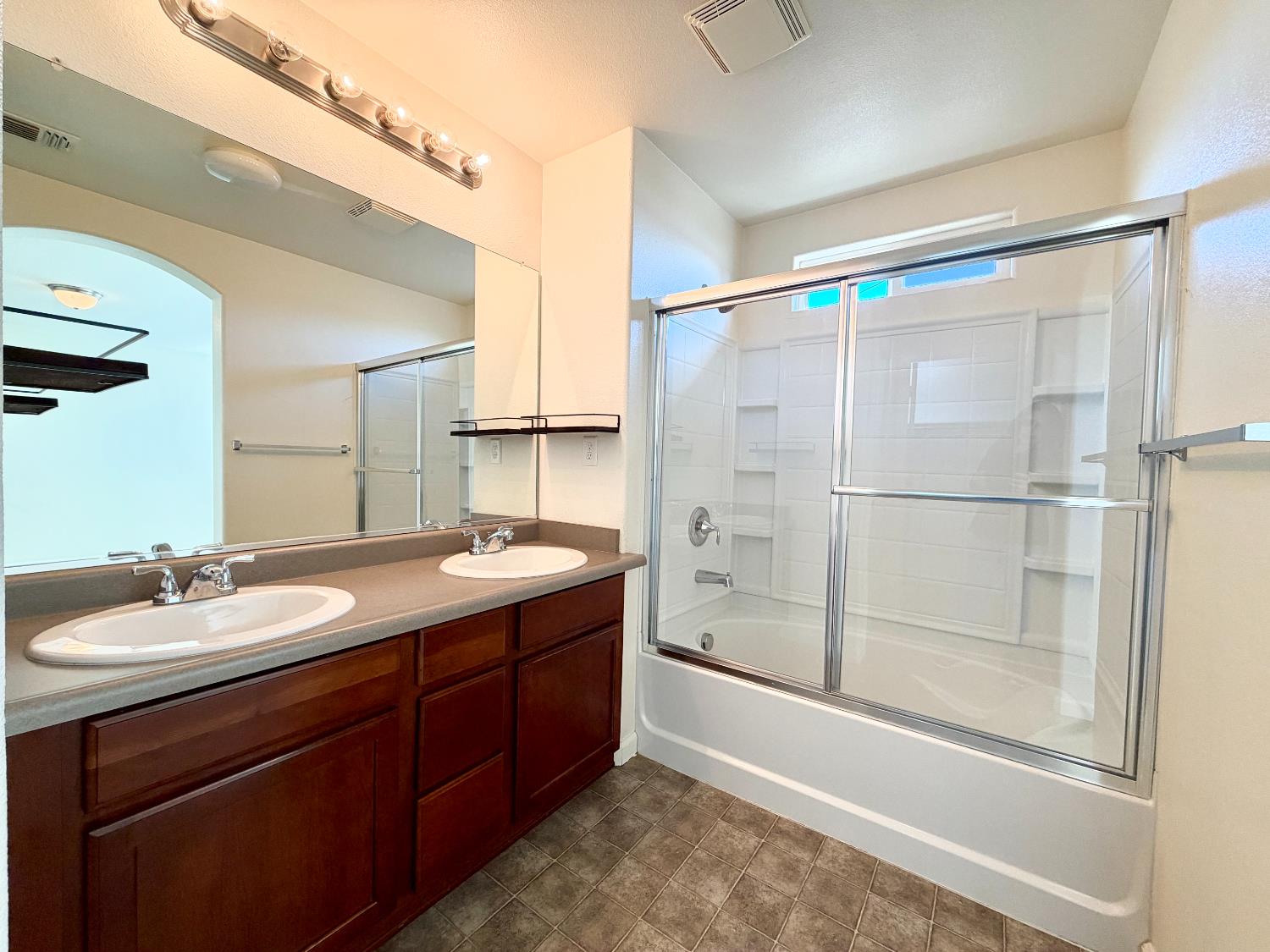 653 S Renn Ave, Fresno, CA 93727