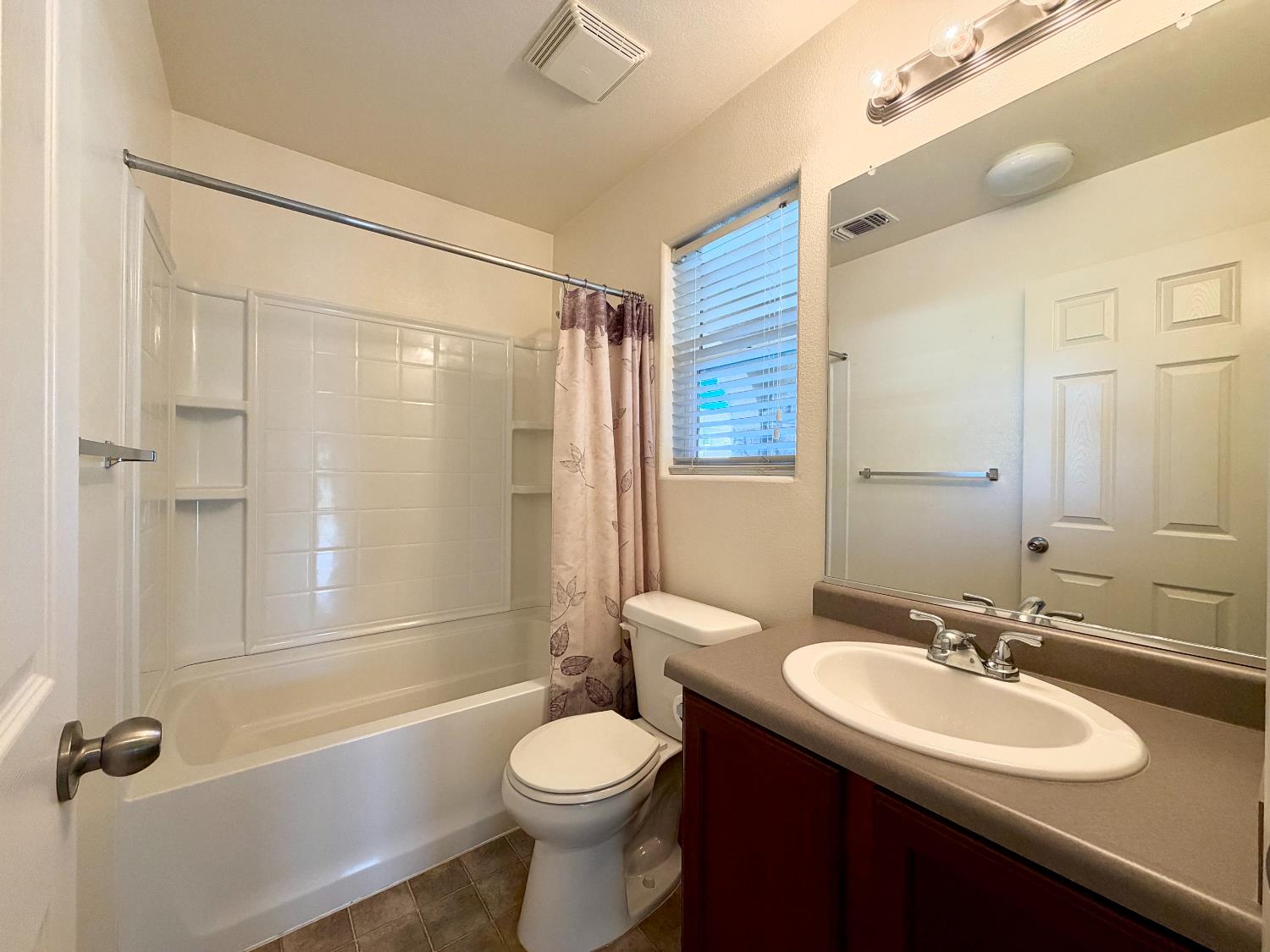 653 S Renn Ave, Fresno, CA 93727