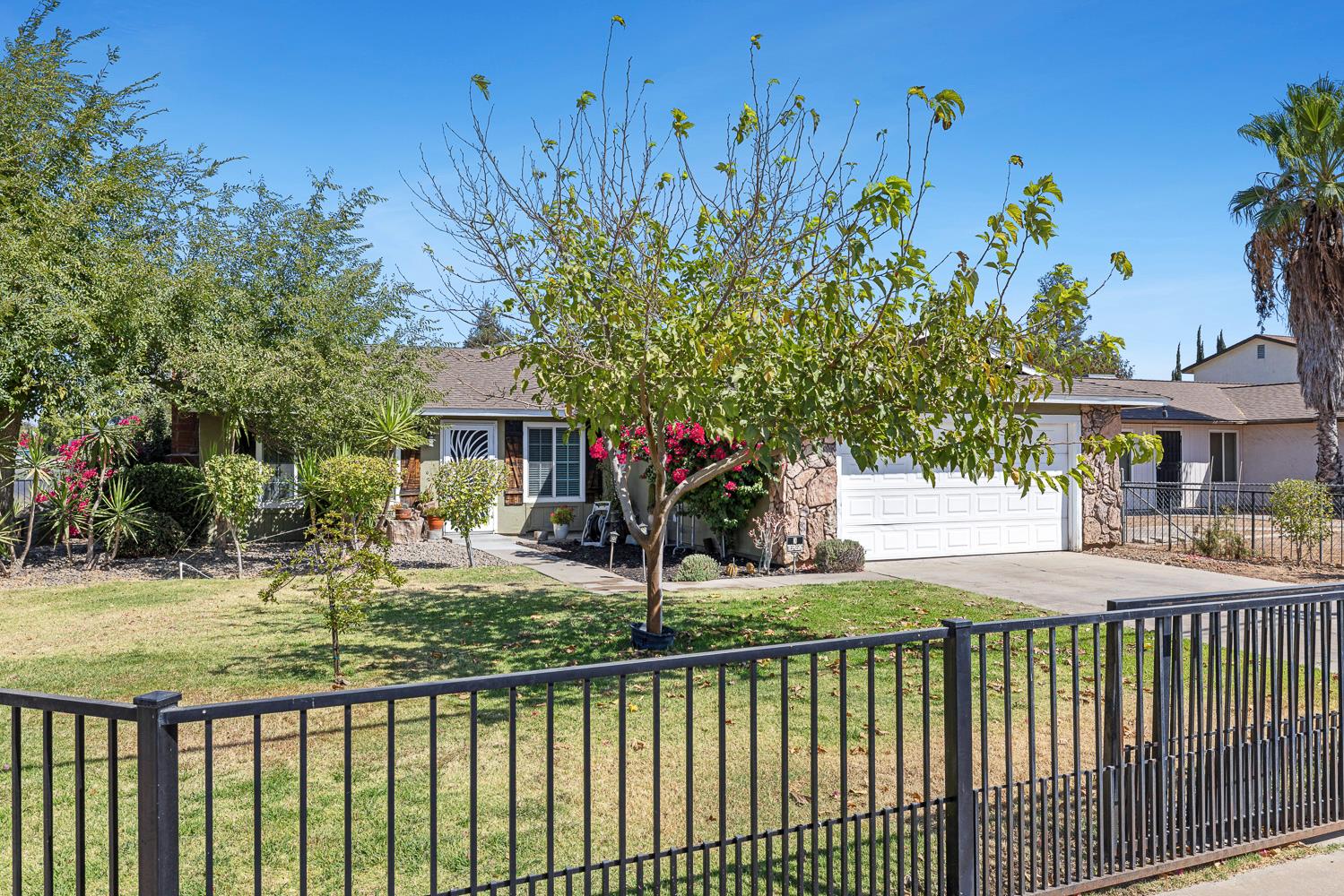 1301 E Kennedy St, Madera, CA 93638