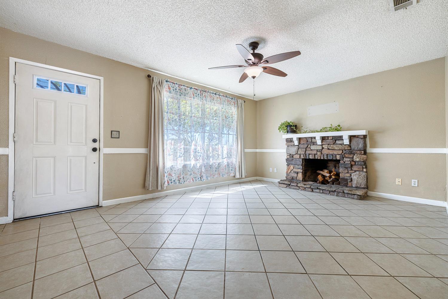 1301 E Kennedy St, Madera, CA 93638