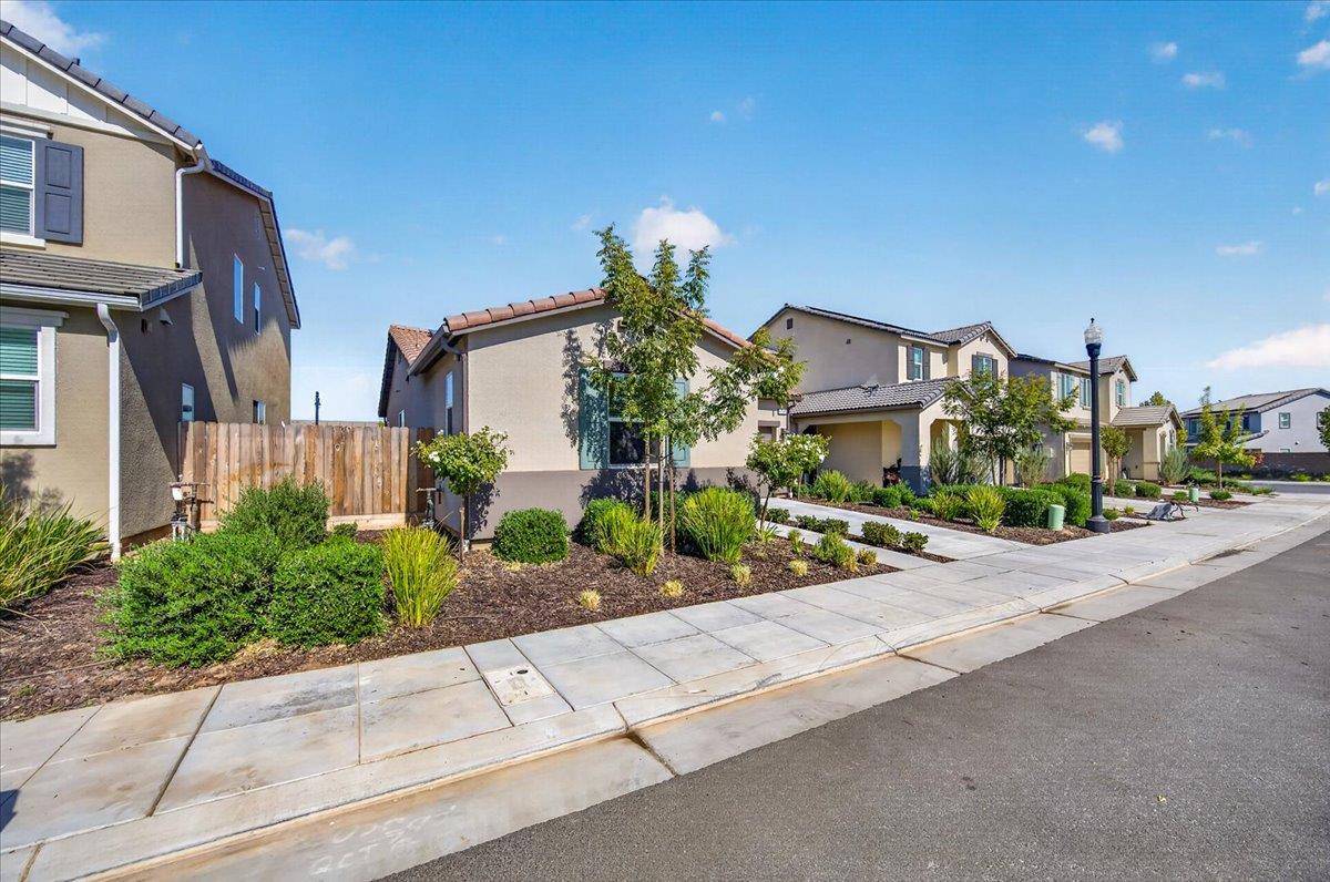 1165 Blue Oak Ln W, Madera, CA 93636