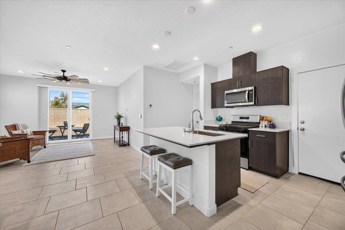 1165 Blue Oak Ln W, Madera, CA 93636