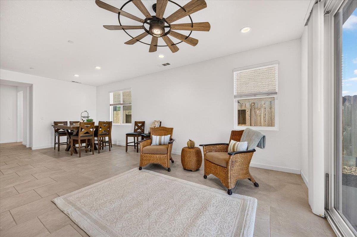 1165 Blue Oak Ln W, Madera, CA 93636