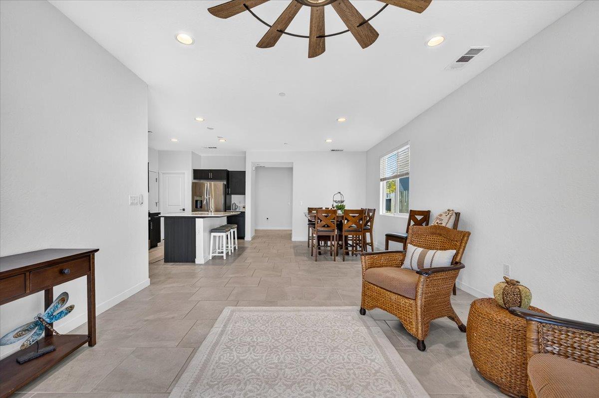 1165 Blue Oak Ln W, Madera, CA 93636