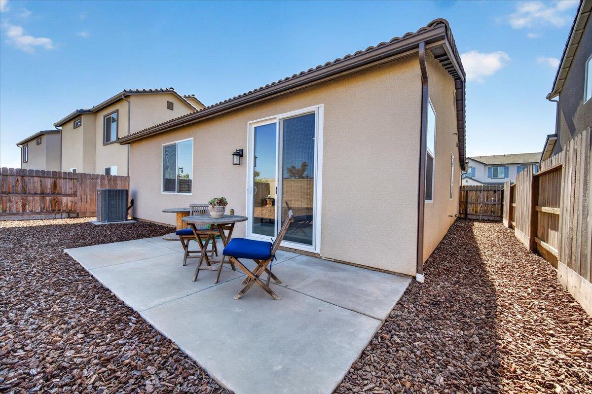 1165 Blue Oak Ln W, Madera, CA 93636