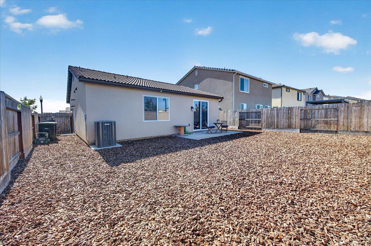 1165 Blue Oak Ln W, Madera, CA 93636