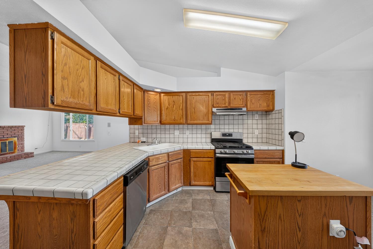 1423 Belinda Dr, Lemoore, CA 93245