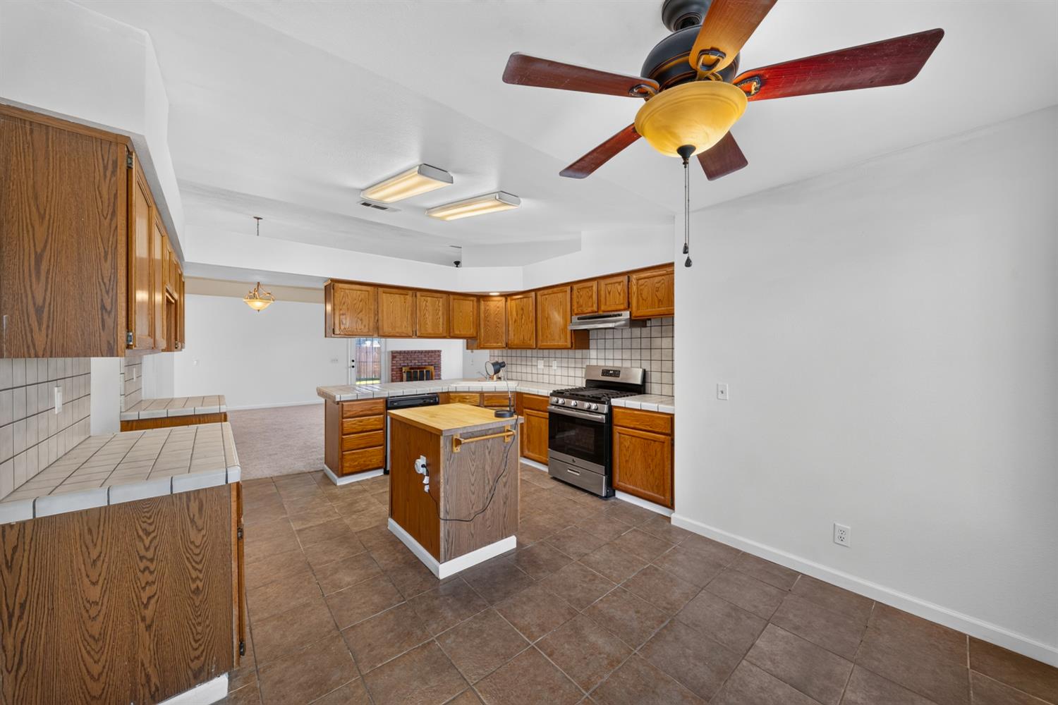 1423 Belinda Dr, Lemoore, CA 93245